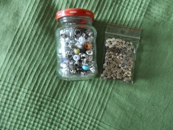 Budete potřebovat: paracord, karabiny, kroužky, ostré nůžky, zapalovač a dále taky ideálně menší kleště a metr, případně korálky a ozdobičky jako třešinku ;).