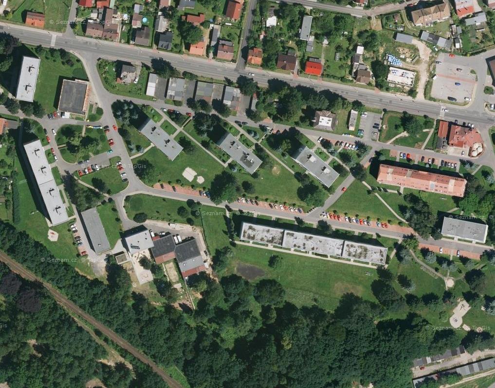 (F112) Jsou stanoveny tyto podmínky prostorového uspořádání: a) zástavba je volně umístěná ve veřejném prostranství, b) zástavba se nepodílí na