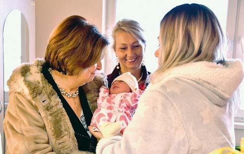 Mamince přišla pogratulovat také místostarostka Dagmar Hrabovská, která malé Elle přinesla zlatý přívěsek s motivem kozoroha, tedy znamením, ve kterém přišla na svět.