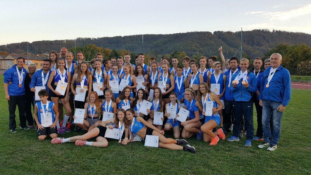 Milí přátelé kolínské atletiky, v posledních letech je vzhledem k rozsahu činnosti naší T.J. a oddílu stále složitější zhodnotit sezónu po všech stránkách, ale rozhodně to je úkol příjemný.
