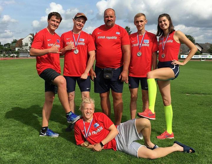 Antonína Morávka Štěpán Hampl a Stanislav Jíra, kteří jako členové české štafety na 4x100 metrů vybojovali skvělé 5. místo. Štěpán Hampl přidal 27. místo na 200 metrů a 33. příčku na 100 metrů.