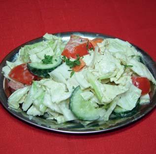 SALÁTY SALADS / SALATEN 43) SALAD ledový salát, rajčata, okurka, mrkev (ice salad, tomatoes, cucumber, carrot / Eissalat, Tomaten,
