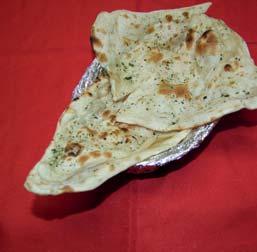 bread with layers / indisches süsses Brot) 61) Tandoori Garlic Nan (A 1, 3, 7) 45 Kč indický česnekový chléb (indian