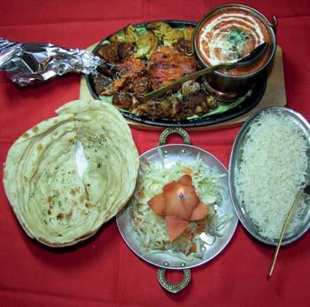 NEPÁLSKÉ SPECIALITY I NEPALESE SPECIALS / NEPALESISCHE SPEZIALITATEN 14) GORKHALI FAMILY DISH 1 111 Kč Jídlo pro celou rodinu 4 jídla (předkrm, jídlo, dezert) Food for whole family 4 meals