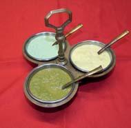 Vorspeise: Zwiebel Baji, 4x Papudum, Essen: Hühnchen-Masala, Hühner Korma (oder Lamm oder Garnelen + 100 CZK), Dal Makhni, Hühnchen-Rembo, Gemüse (Pfeffer, Zwiebeln, Karotten), Pilze, Anhang: