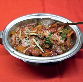 28) POKHARELI Omáčka s rajčaty, paprikou, cibulí, brokolicí a žampiony (Tomato sauce, peppers, onions,