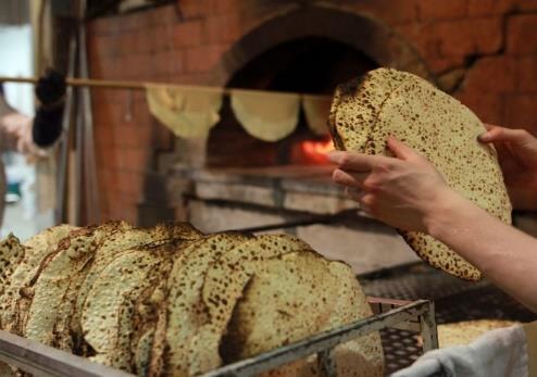 MACA ŠMURA MACA ŠRUJA je zvláštní druh macesu, který se užívá na pesachový seder. Bývá připraven pod zvláštním dozorem ze zrní, na něž se pečlivě dohlíželo už od doby žní.