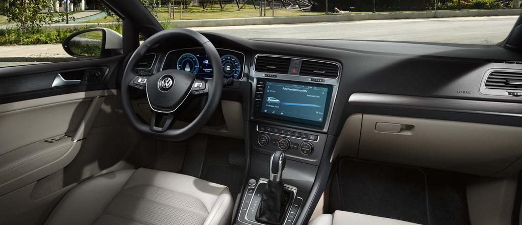 Interiér Interiér vozu e-golf zapůsobí svým nezaměnitelným designem s akcenty, které jsou specifické pro elektromobil, jako např. modré ozdobné švy na volantu a hlavici řadicí páky.