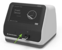 Když se na obrazovce zobrazí Insert Device, vložte testovací kazetku do analyzátoru. 5.