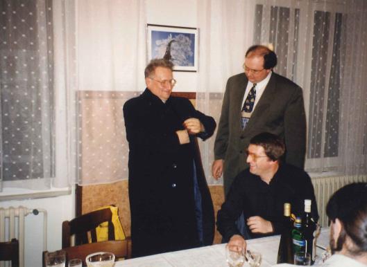 STRÁNKA 2 Vánoční zamyšlení otce Tiška v běhu let ho papíru, přes jídlo, ovoce, úklid, stromeček (jedličku, nebo smrček?), ozdoby, svíčky, dárky, kapr.. Všechno tip, ťop.