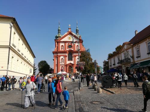 kořeny. Před pódiem bylo mezi sokolskými a orelskými prapory tentokrát poprvé možno vidět také vlajky Kolpingova díla ČR a dále KR Kunštát, Velká Bíteš a Zadní Zhořec!