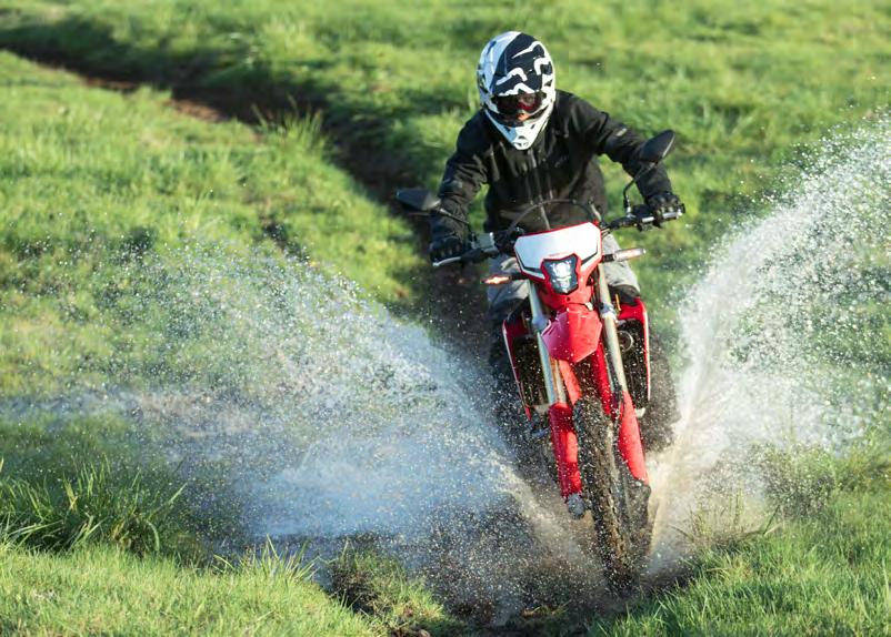 UNIVERZÁLNÍ STROJ SNŮ Čekání konečně skončilo. Teď je tady plně homologovaný enduro model, který spojuje prvotřídní off-roadové technologie s jedinečnou kvalitou a spolehlivostí. Je tady CRF450L.