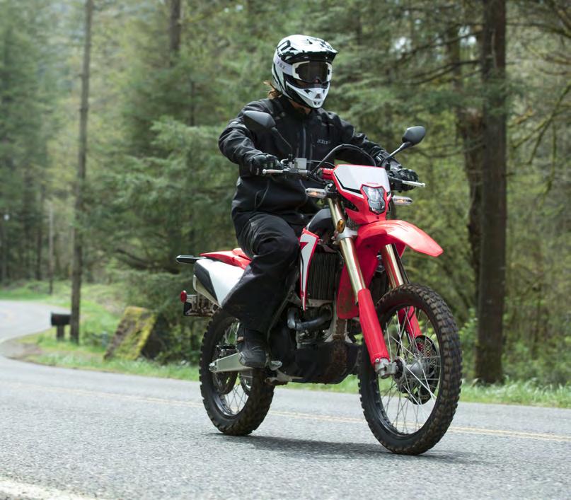 Je vybavena elektrickým startérem a kompletním LED osvětlením. Skutečný on-off motocykl, CRF450L vás odveze kamkoli budete chtít a zase zpátky.