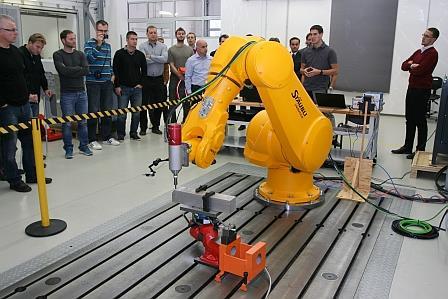 Obr.4: Seminář na téma robotického obrábění [1]. Průmysl 4.0 V poslední době se nejen ve strojírenství často mluví o tzv. Průmyslu 4.0 (také čtvrtá průmyslová revoluce).