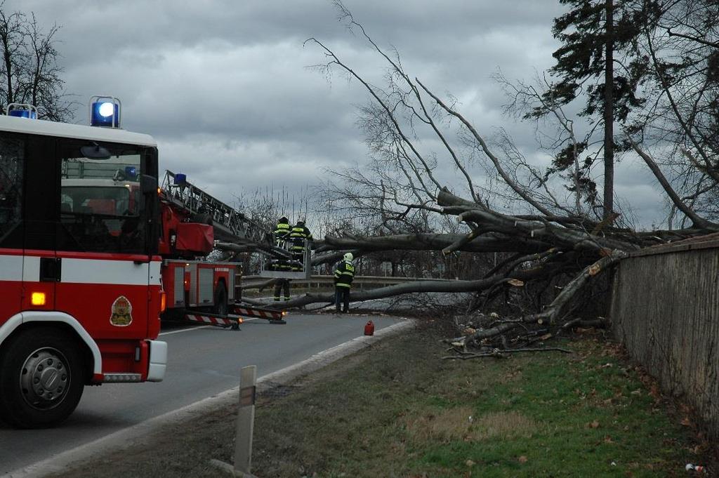 Nebezpečí při zásahu na pozemních vyplývá zejména z: f)