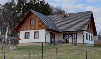 efektními meziskelními příčkami. Dům velice dobře zapadá mezi venkovskou zástavbu.