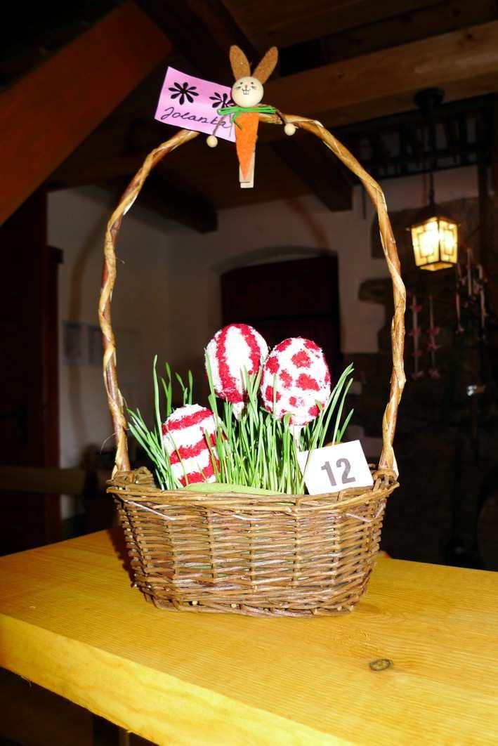 V horních prostorách stodoly byly instalovány paličkované práce paní Dagmar Geislerové a Aleny Virágové, která zde vystavovala rovněž krásné pletené