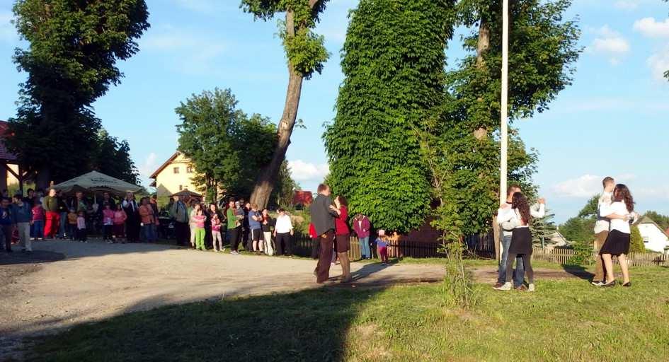 ČERNAVAN ročník 2014 číslo 2 Kácení máje Mladí tanečníci nám zatančili jako každoročně pod nazdobenou májkou poslední květnovou sobotu.