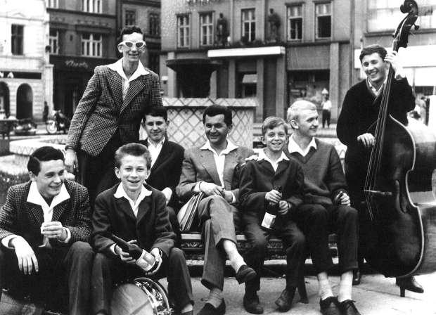 SZPUNTI dorostli do JUWENTUSU. Ti malí špunti skutečně přerostli do JUWENTUSU. E. Kaim pro ně psal speciální aranžmá. Mne osobně zaujali nejvíce bratři Michal a Giga Walachovi.