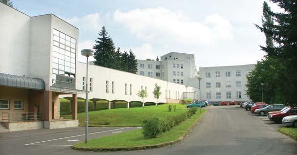 Personální údaje 15 Počet zaměstnanců zařazení fyzický stav přepočtený stav lékaři 109 99,47 farmaceuti 3 3,00 VŠ OKBH 3 3,00 nelékaři 370 353,56 ošetřovatel/ka 13 13,00 sanitář/ka 104 103,00 THP 47