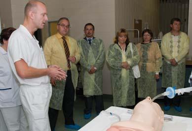 (ve dnech) 7,5 7,3 7,4 7,0 7,0 Počet lůžkodnů 113 574 113 937 113 275 112 175 111 372 Počet hospitalizovaných pacientů 14 200 14 300 14 300 14 846 14 801 Počet operací 6 200 6 100 6