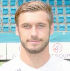 I profesionální fotbalista má čas na procházky s kočárkem.