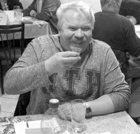 FOTO: PAS Marta Remešová, Věrka Buršíková a Pavlína Dúbravová degustovaly pálenky z peckovic. FOTO: PAS U jedno stolu zasedli hudebníci Pepa Katrňák a Staňa Flašar s Čertem, Zdeňkem Silným.