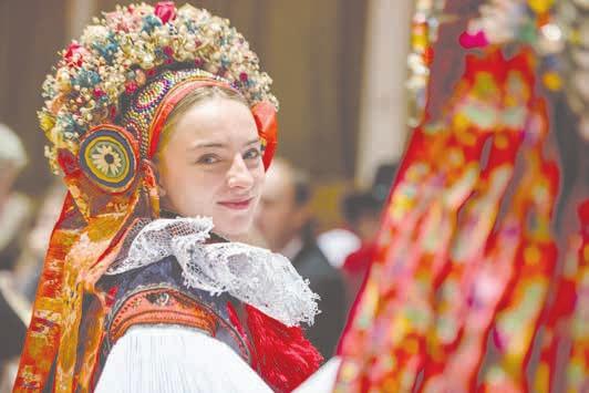 Kromě fotbalu rád lyžuje a plave, občas si zahraje pinec, florbal nebo