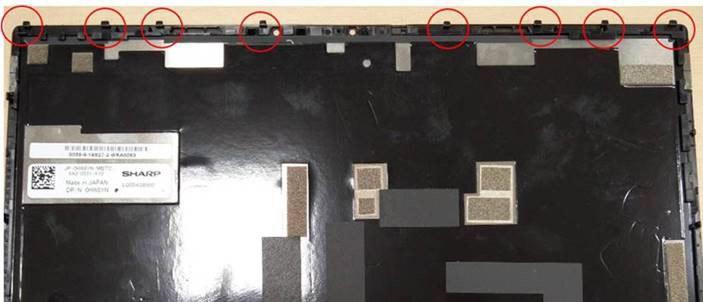 4 Odpojte kabel baterie od konektoru na základní desce. 5 Umístěte kovový držák a utáhněte šroub M1,6 2,5, jímž je konektor přichycen k základní desce.