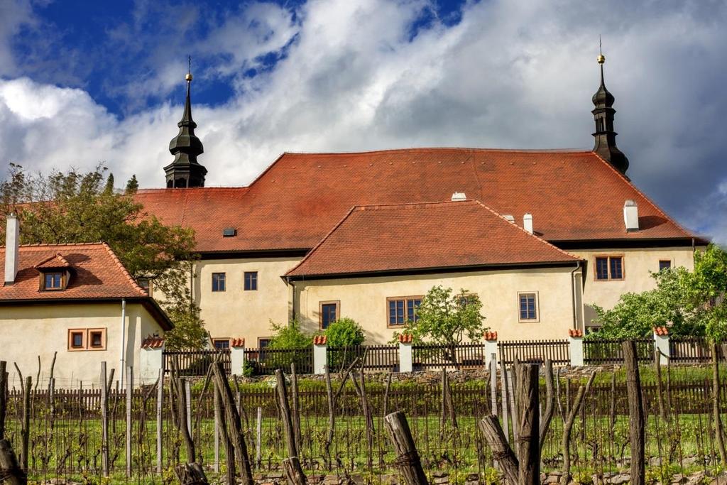 Krátkodobé výstavy na baště: 9. 6. 30. 9. Ohnivé nebe, výstava o letecké bitvě nad Kovářskou 11. 9. 1944, 1022 návštěvníků Krátkodobé výstavy na Mikulovické bráně: 5. 5. 30. 9. Věže ve věži, výstava papírových modelů a miniatur českých památek, 338 návštěvníků Krátkodobé výstavy na hradě: 18.