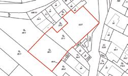 Prodej stavebního pozemku pro bydlení na atraktivním místě o výměře 1 250 m 2. Pozemek se nachází uprostřed obce, kompletní sítě.