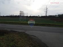 Pozemek je dle platného územního plánu určen pro komerční výstavbu - nerušící výroba - včetně