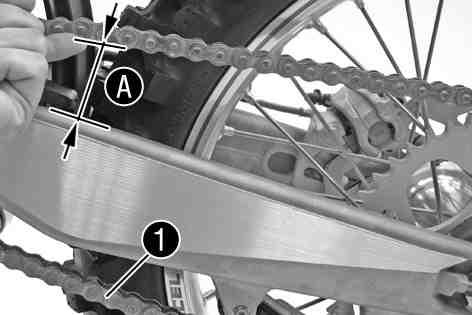 SERVISNÍ PRÁCE NA PODVOZKU 47 10.35Čištění řetězu Nebezpečí úrazu Maziva na pneumatikách snižují jejich přilnavost. Odstraňte maziva vhodným čistícím prostředkem.