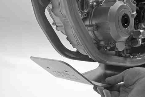 48Demontáž krytu motoru (SX F CAIROLI REPLICA) Vyšroubujte šrouby1zpřídržného třmenu. Sejměte kryt motoru. B00597-10 10.