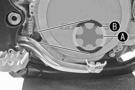 SERVISNÍ PRÁCE NA MOTORU 76 16.2Kontrola hladiny motorového oleje Hladinu motorového oleje lze kontrolovat při studeném motoru a při provozně zahřátém motoru.