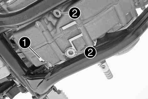 » Pokud motorový olej nedosahuje až ke středu průzoru: Doplňte motorový olej. ( str. 78) Podmínka Motor je zahřátý na provozní teplotu. Zkontrolujte hladinu motorového oleje.