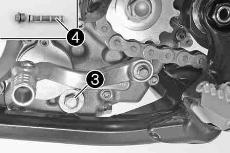 SERVISNÍ PRÁCE NA MOTORU 77 B00330-11 Sejměte šroubový uzávěr3solejovým sítkem4ao-kroužkem. Nechte zcela vytéci motorový olej. Důkladně vyčistěte jednotlivé části a těsnící plochy.