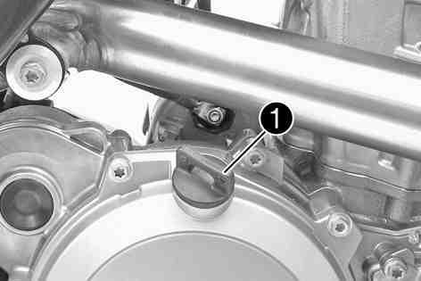 SERVISNÍ PRÁCE NA MOTORU 78 16.4Doplnění motorového oleje Příliš málo motorového oleje nebo méně kvalitní motorový olej vede k předčasnému opotřebení motoru.