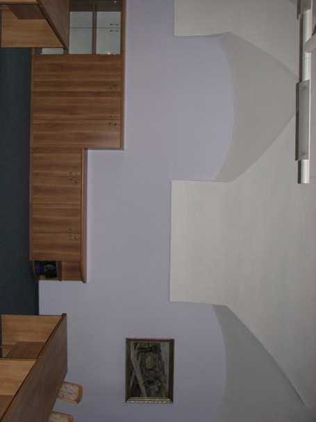 V místnosti stejného typu, kde máme instalaci podobnou, je uchycení plátna ve výšce 3,10 m, horní hrana plátna ve výšce světel (2,90 m), vzdálenost plátna ode zdi 0,5 m.