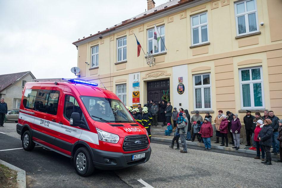 Foto: Petr Skøivánek Zatím s ním sice dojeli pouze pro betlémské svìtlo pøed Vánoci, ale nové osmimístné auto je urèeno nejenom pro pøepravu osob,