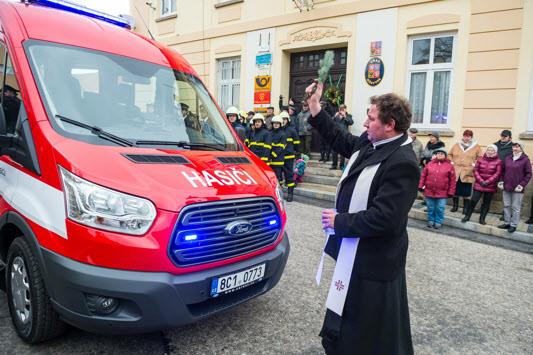 To auto je v podstatì ètyøkolka, má náhon na vechna ètyøi kola, take vyjede ve snìhu i na horu Kohout.