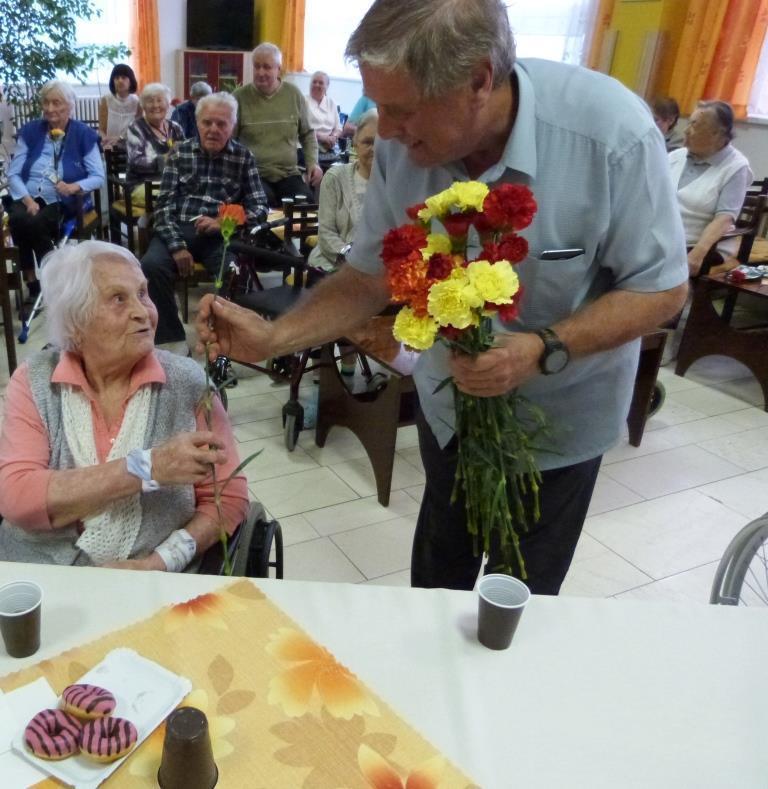 Fotografie vystoupení DUO RUGGIERI Všem maminkám poděkovala paní ředitelka Mgr.