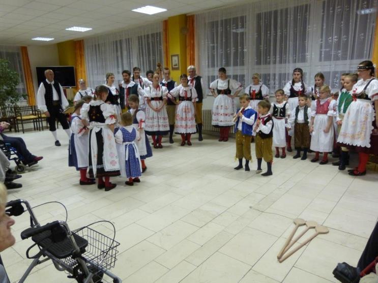 k nám již tradičně přišel Mikuláš s anděli a čerty doprovázen manželi Bickovými, kteří hráli a zpívali vánoční písně a koledy.