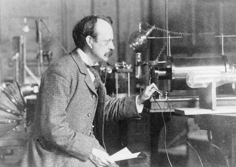 Historie hmotnostní spektrometrie Historie hmotnostní spektrometrie VYUŽITÍ MS: - historické kořeny ve fyzikálních a chem. studiích o povaze hmoty - polovina 19.