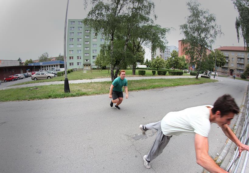 Nejdřív kámoš, pak jdeš ty Pokud máš okolo sebe kamaráda, který skok už skočil, tak toho využij. Díky tomu, že to on skočí těsně před tebou uvidíš, že je to reálné.