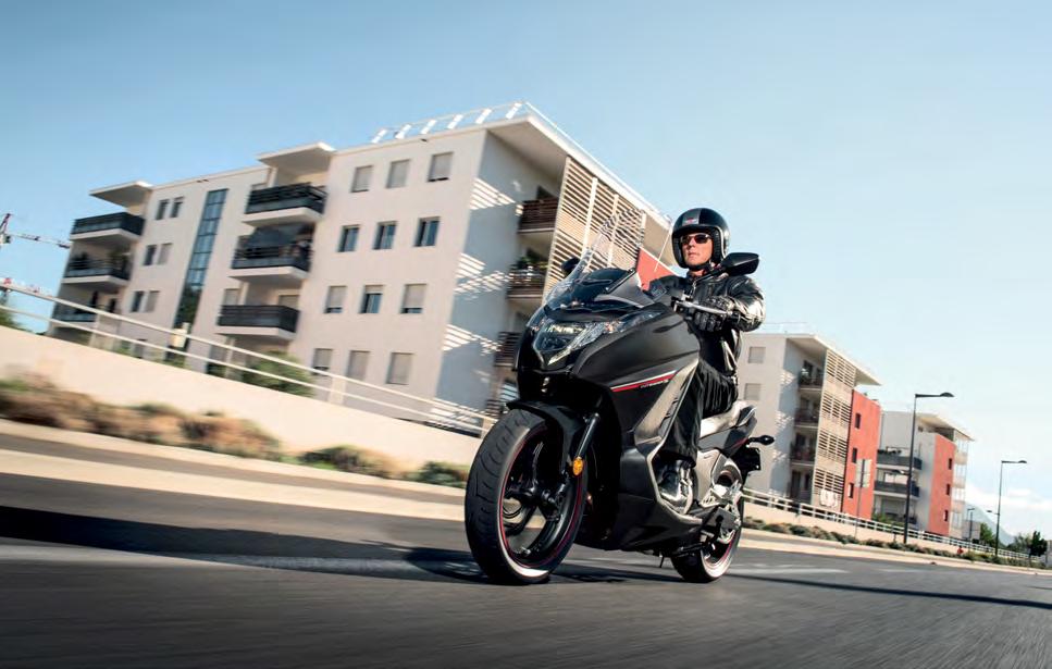 Vybrat si můžete podle svého stylu mezi režimy Drive a Sport, nebo zvolit manuál a řadit pomocí tlačítek na levém řídítku.