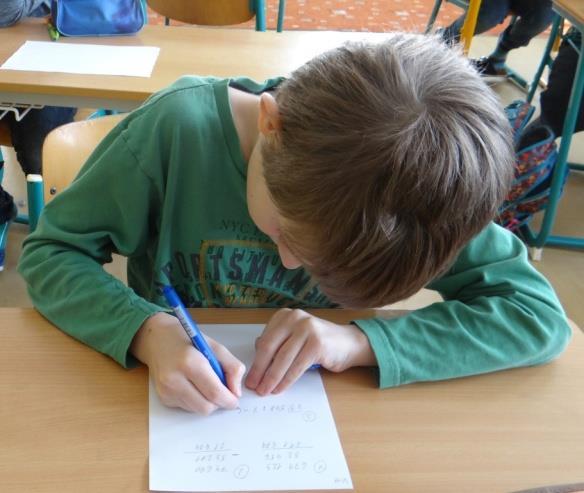 Paní Batková si pro děti připravila kouzelný kufr, ve kterém byly kouzelné věci, které dětem měly připomenout pohádku O perníkové chaloupce.