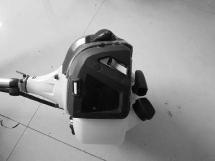 ÚDRŽBA A STAROSTLIVOSŤ O VÝROBOK VZDUCHOVÝ FILTER Prach nahromadený vo vzduchovom filtri znižuje výkon motora, zvyšuje spotrebu paliva a umožňuje prenikanie abrazívnych častíc do motora.