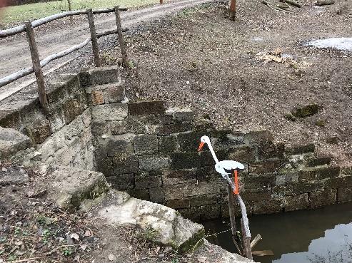 Na podzim mu bohužel někdo ublížil a nechtělo se mu už lovit a brouzdat se mělkou vodou v potoce. Byla poškozena jeho konstrukce, bylo nutné připravit mu stabilní základ.