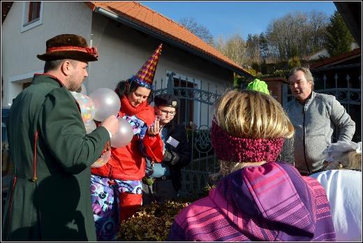 února se před hospodou sešlo k padesátce masek a rej mohl začít.